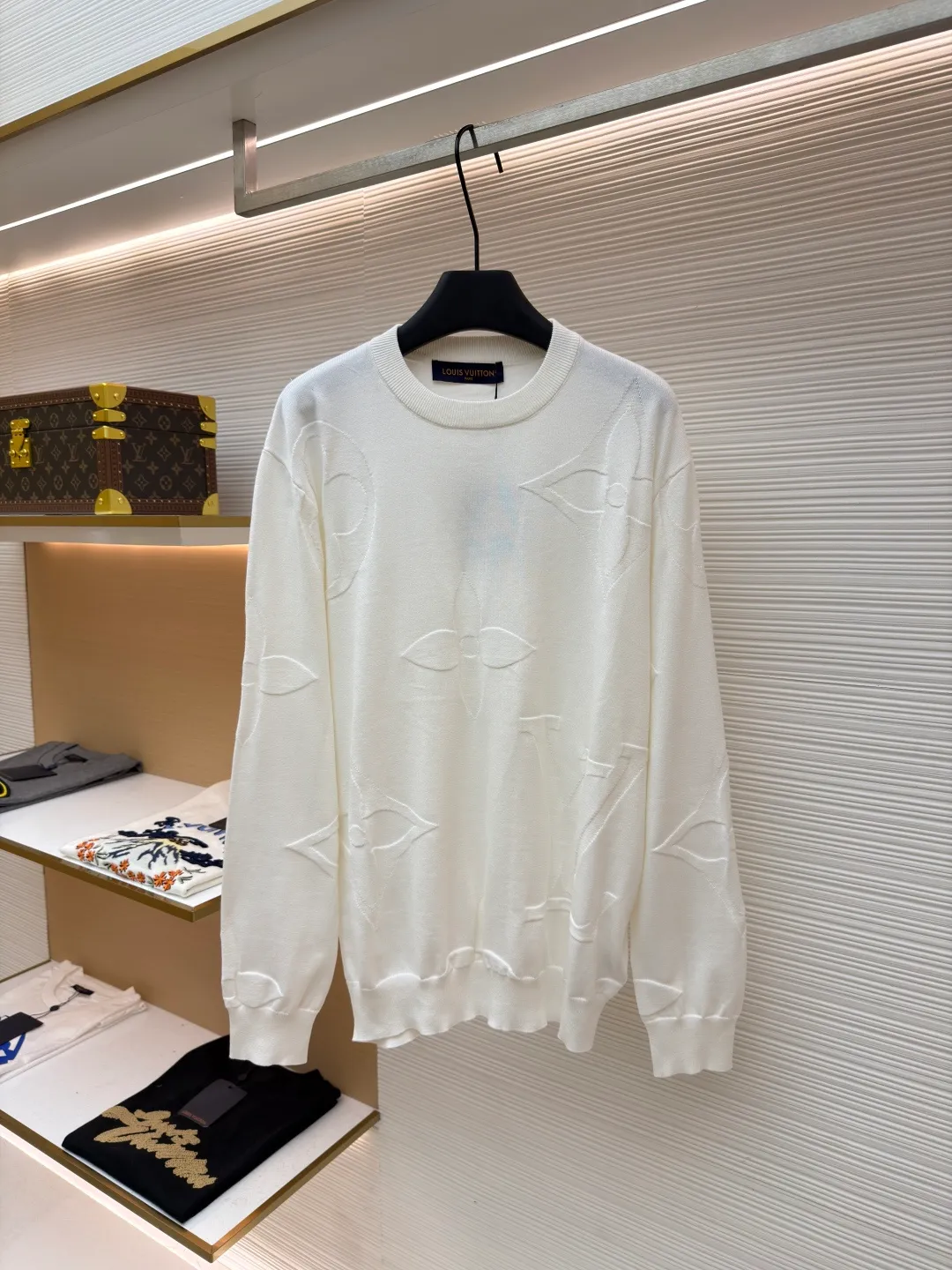 LOUIS VUITTON embossed floral 㚏 jacquard knitted round neck long sleeves ●Original version: 12300 purchase and development ●Item number: 1681614--A70 ●Fabrics: combed cotton fabric ●Technology: knitted intarsia production ●Version: fitted version ●Weight: about 380 grams ●Size: XS-S-M-L ●Description: Heavy positioning three-dimensional contrasting intarsia technology throughout the fashionable and high-end sense! Swiss woven positioning intarsia technology, high-end pink color, sporty style, same style for men and women! The classic wide version is fashionable and advanced! The overall wiring is straight and delicate, the fabric is comfortable and soft, and the color is consistent without color difference. It can be matched with the same style to create a fashionable look and control various occasions. Customized accessories, complete with three standards, same style for men and women!
